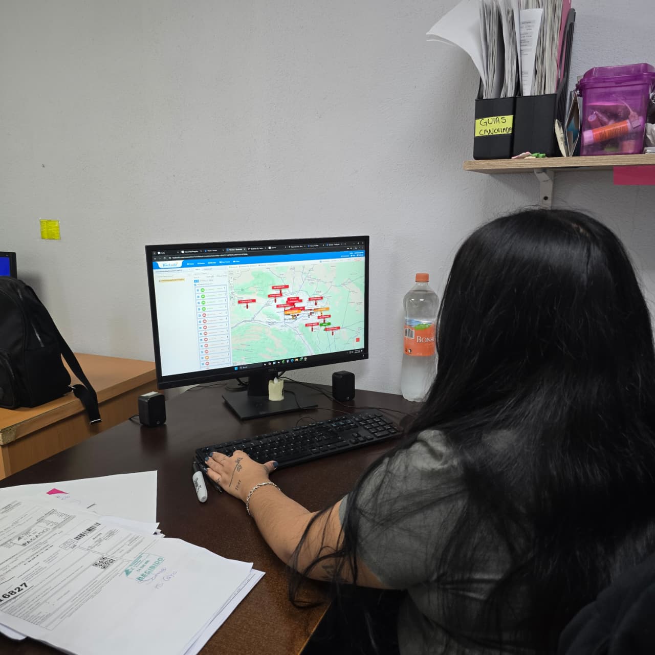 Equipo monitoreando envíos